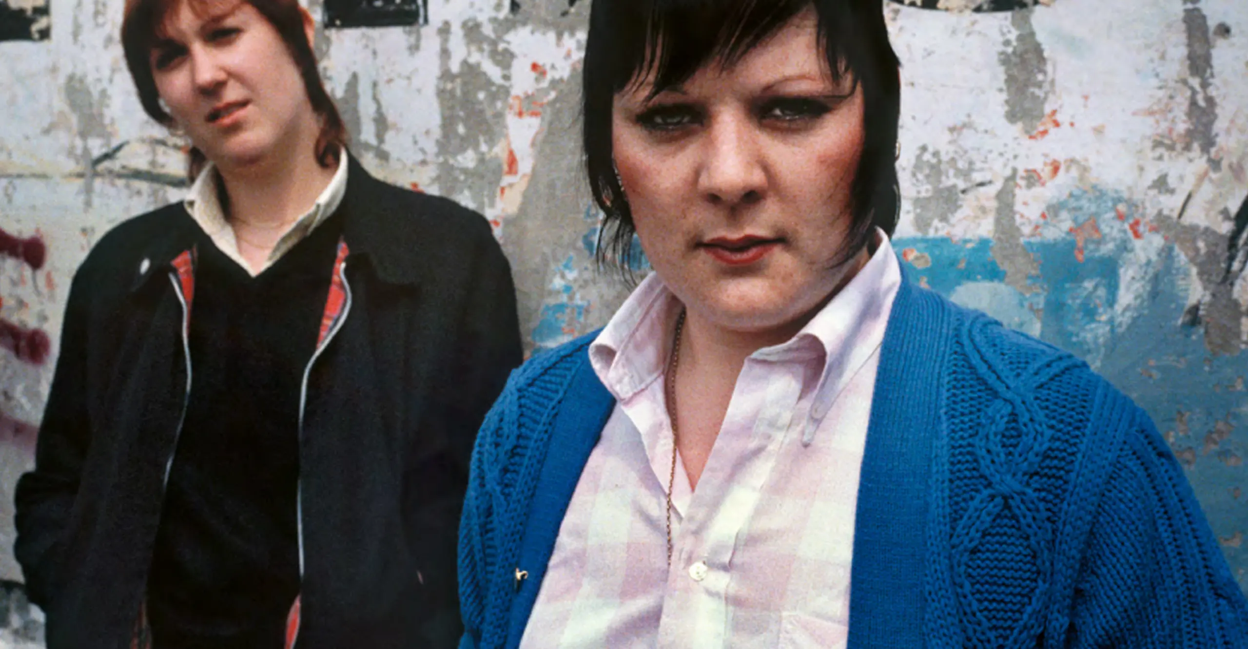 Derek Ridgers' portrait of two young people in front of a wall