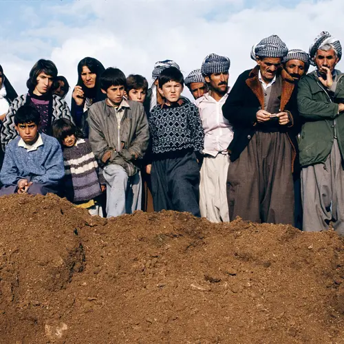 Susan Meiselas. Villagers watch exhumation at a former Iraqi military headquarters outside Sulaymaniyah, Northern Iraq, 1991 © Susan Meiselas