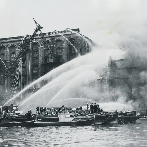FIRE - COLONIAL WHARF, WAPPING HIGH STREET, E1. 27.9.1935