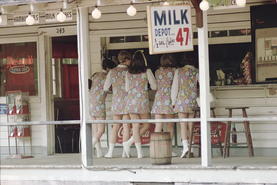 © Joel Meyerowitz, Courtesy Howard Greenberg Gallery, Smithtown, Long Island, 1968