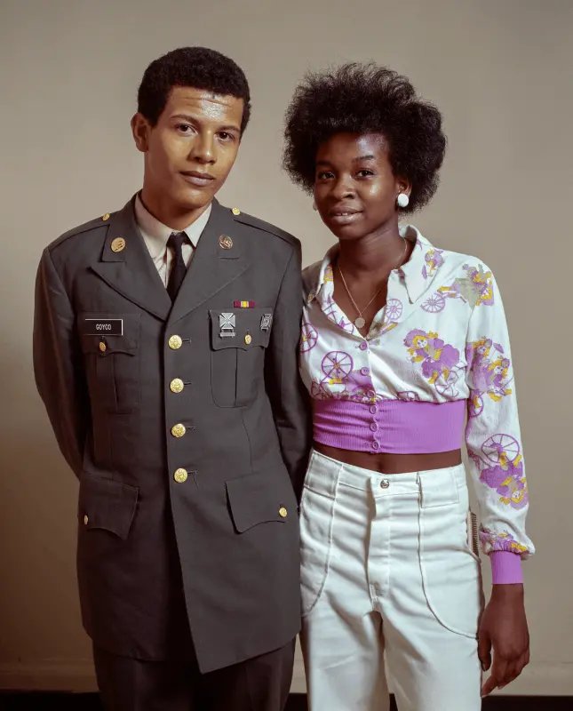 Soldier in Uniform with Girlfriend, New York, 1974 © Estate of Evelyn Hofer, Courtesy Galerie m, Bochum, Germany