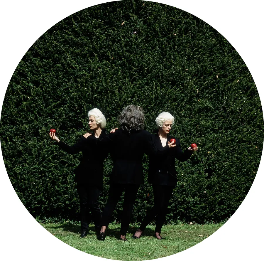 Institutions de Physique by Karen Knorr