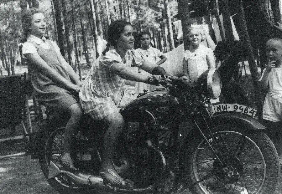 Roman Vishniac Cousins Tonia Kamieniecki (later Benton) and Tonia Delatycki (later Nisen), Novoyelnya, Novardok (present day Belarus), ca 1933
