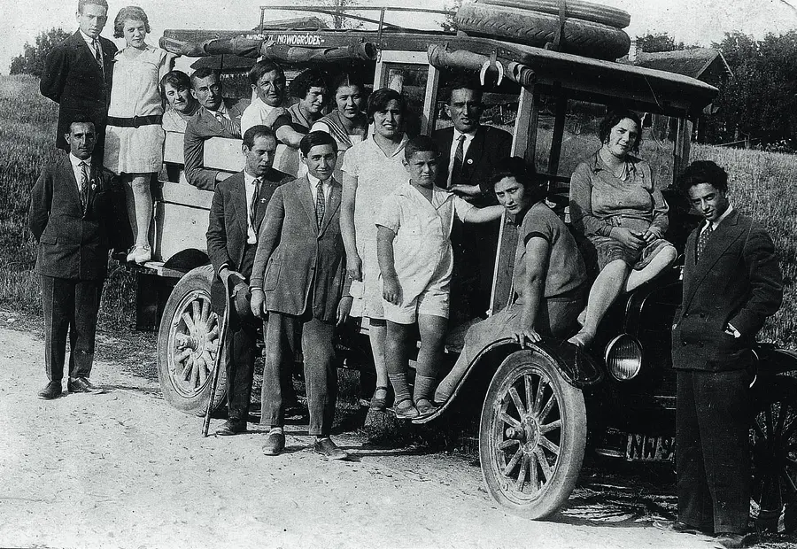 Roman Vishniac Jews from the town of Novardok posing in front of the town ambulance, ca 1925.jpg
