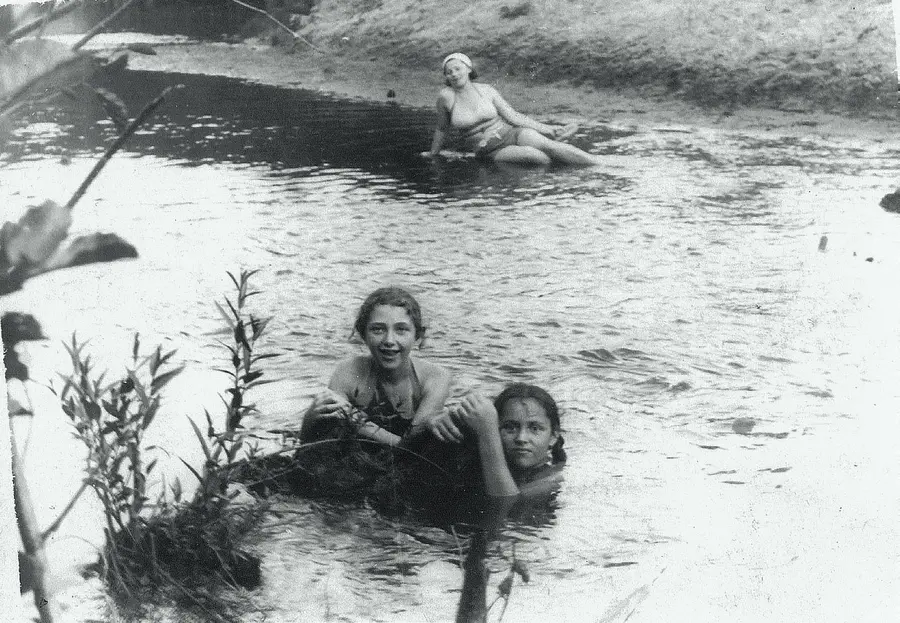 Roman Vishniac Tonia Kamieniecki and Tonia Delatycki, Novoyelnya, ca 1933