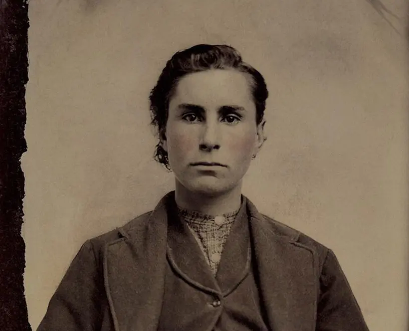 Femme en habit d’homme, ferrotype, États-Unis, circa 1880.